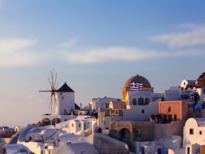 Set against the ethereal backdrop of the Aegean Sea, the town of Oia in Santorini paints a picture of Grecian allure. The dominant windmill, an emblem of the island’s history, stands proudly amidst the cascading whitewashed buildings.